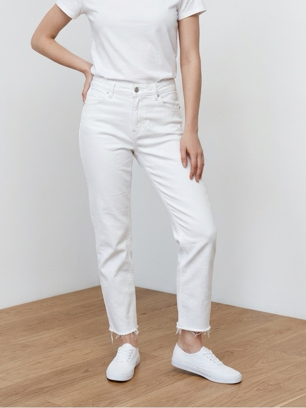 Old Navy White Ankle Mid-rise Boyfriend Jeans Size 4